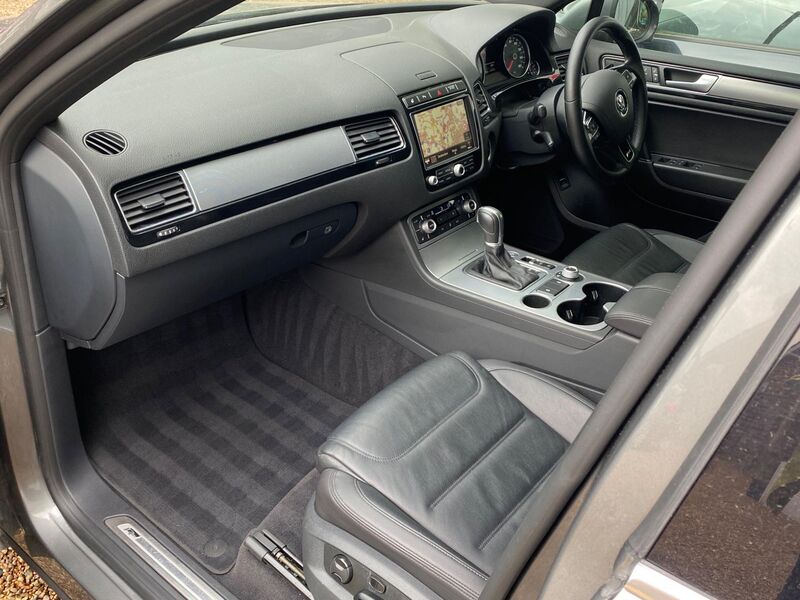 View VOLKSWAGEN TOUAREG 3.0 TDI V6 BlueMotion Tech R-Line Tiptronic 4WD Euro 6 (s/s) 5dr