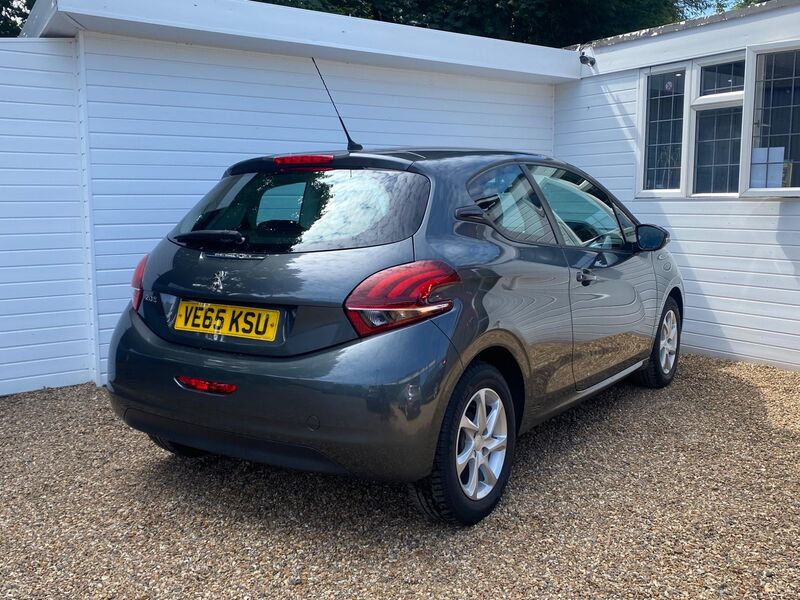 PEUGEOT 208