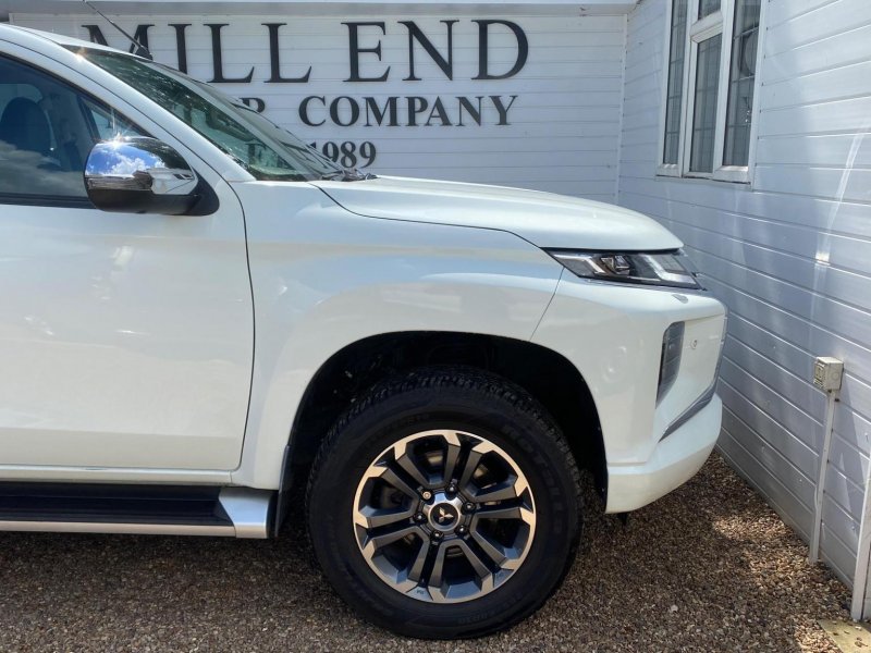 MITSUBISHI L200