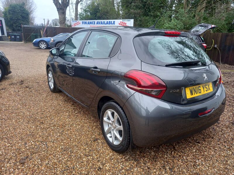 PEUGEOT 208