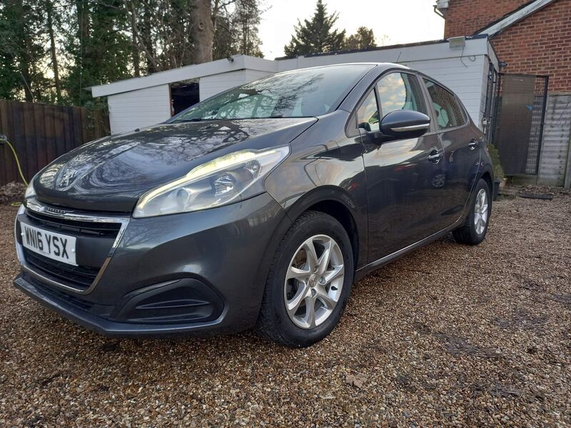 PEUGEOT 208