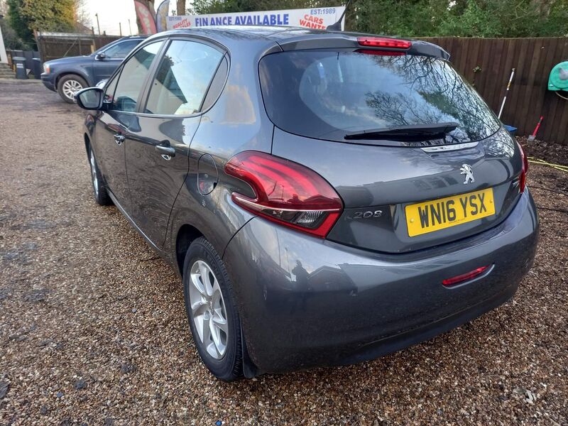PEUGEOT 208