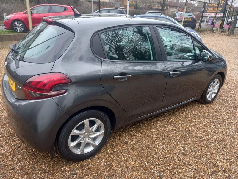PEUGEOT 208