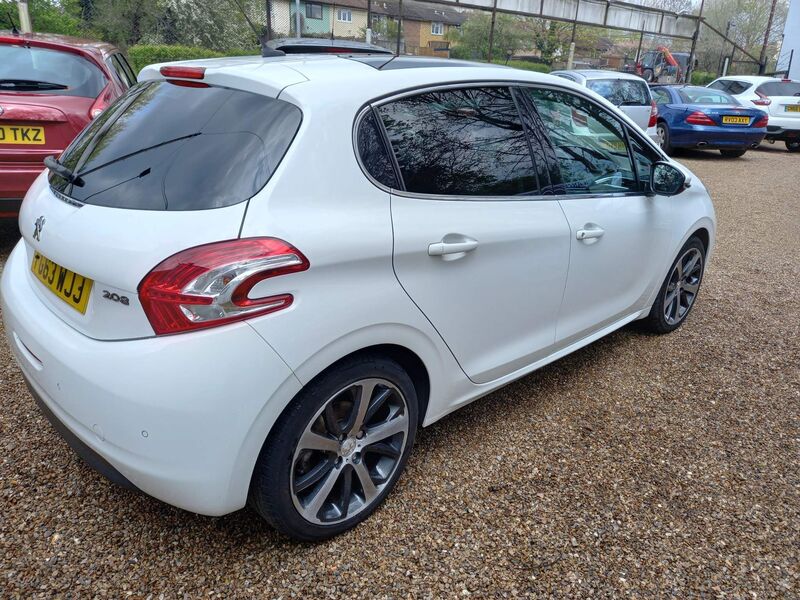 PEUGEOT 208