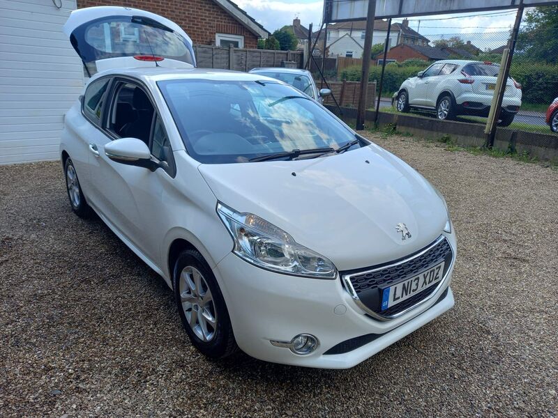 PEUGEOT 208