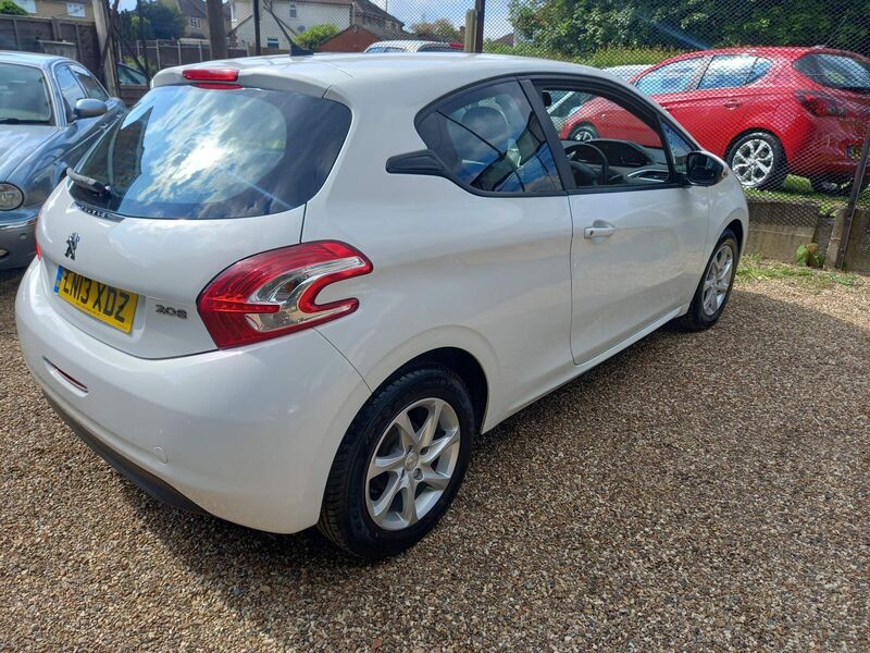 PEUGEOT 208