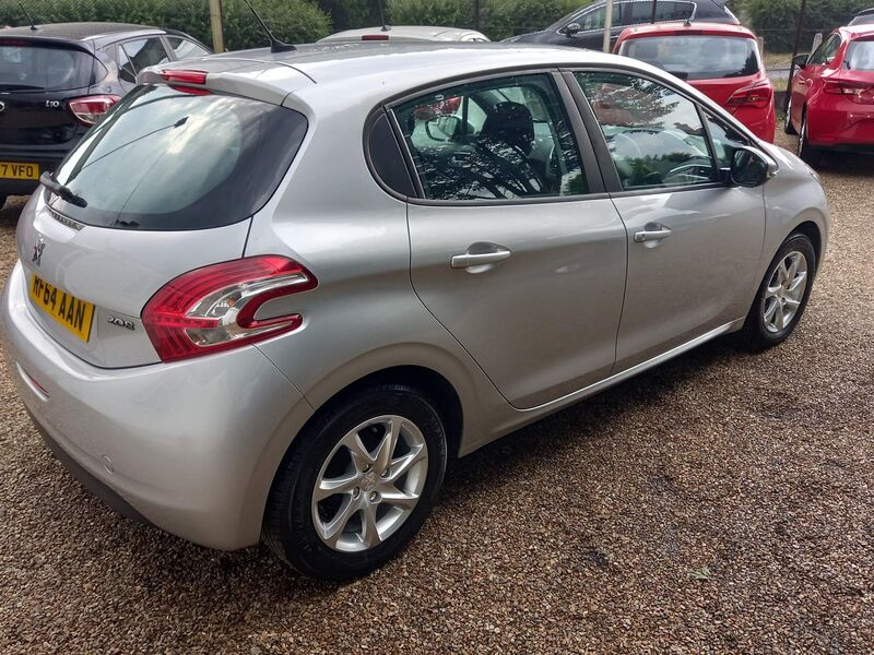 PEUGEOT 208