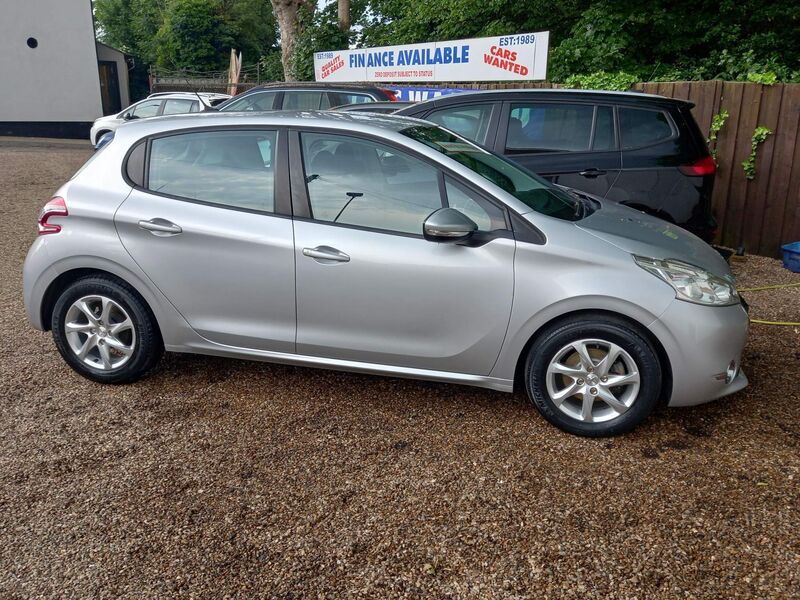 PEUGEOT 208
