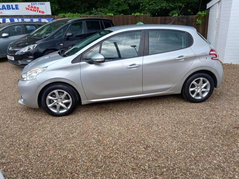 PEUGEOT 208