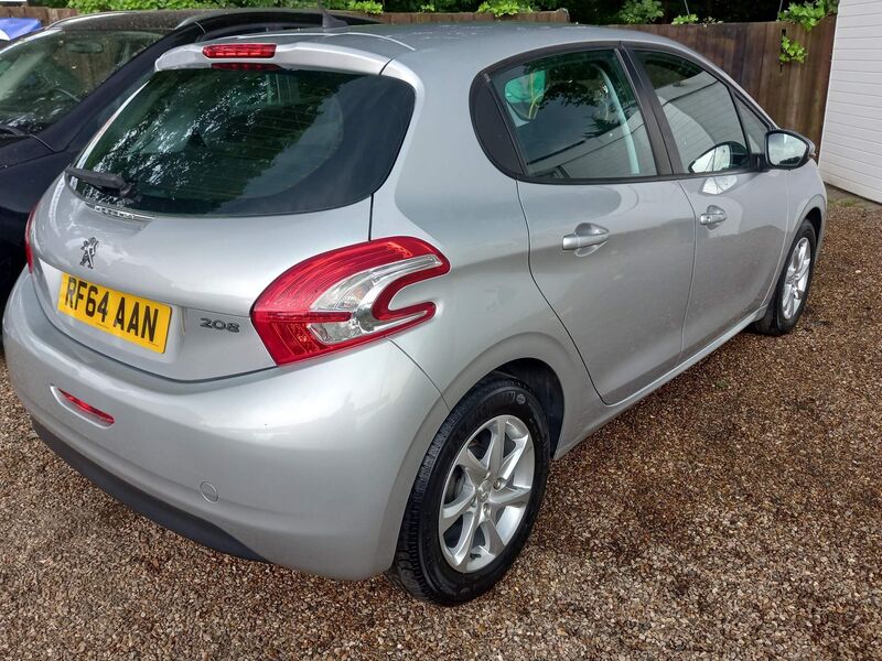 PEUGEOT 208
