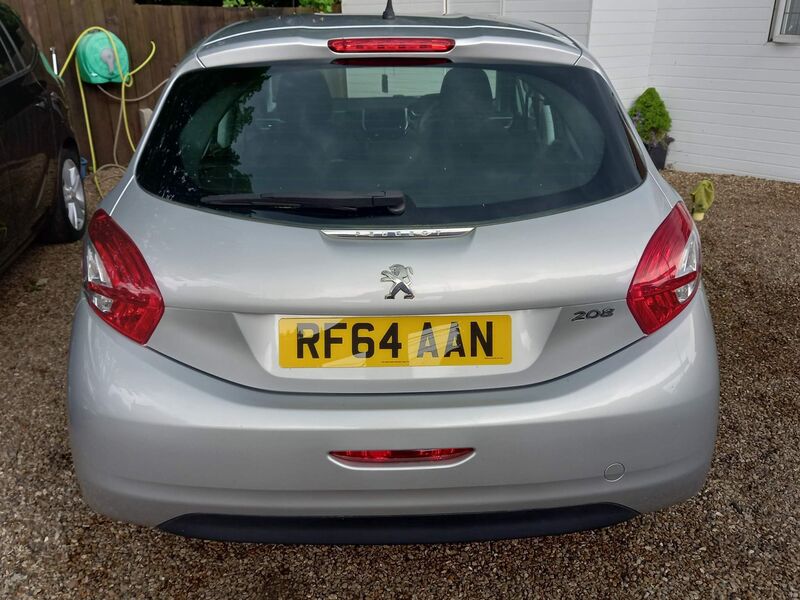 PEUGEOT 208