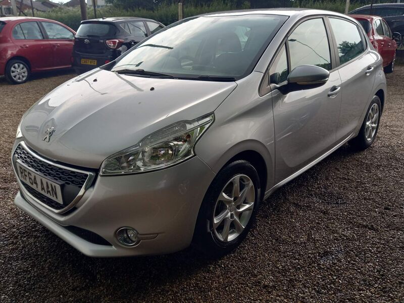 PEUGEOT 208