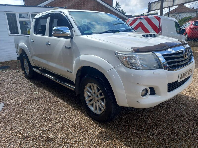 View TOYOTA HILUX 3.0 D-4D Invincible Auto 4WD Euro 5 4dr