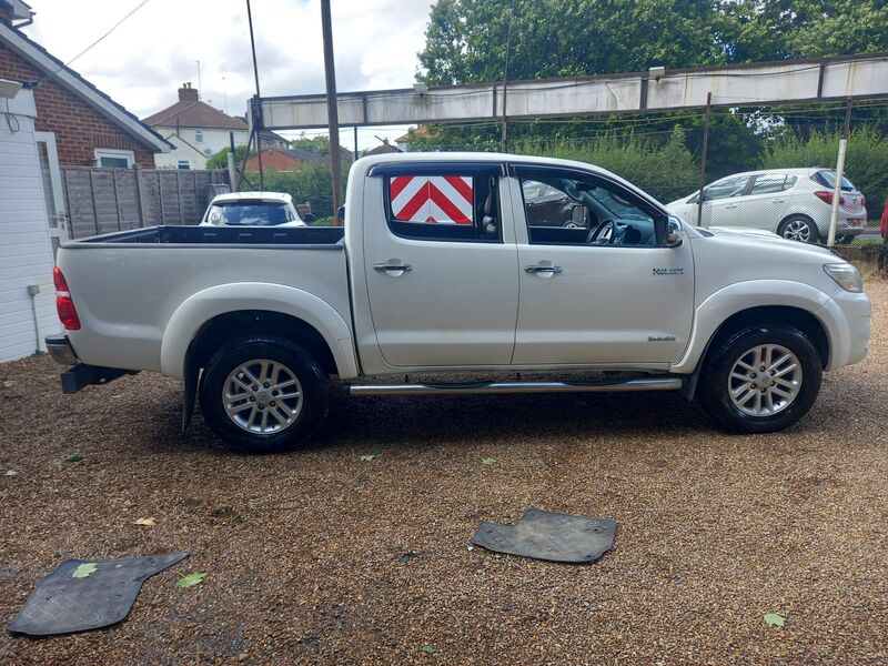 View TOYOTA HILUX 3.0 D-4D Invincible Auto 4WD Euro 5 4dr