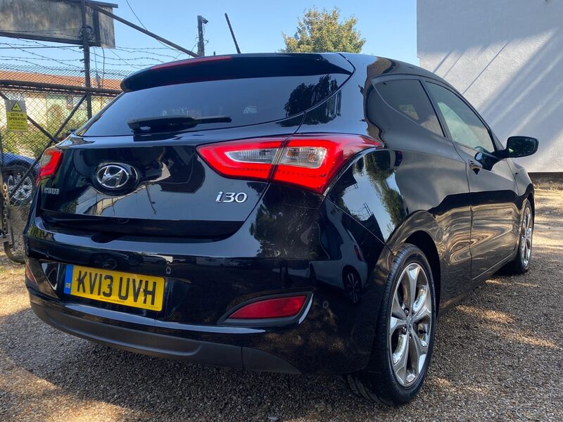 View HYUNDAI I30 1.6 CRDi Sport Nav Euro 5 3dr