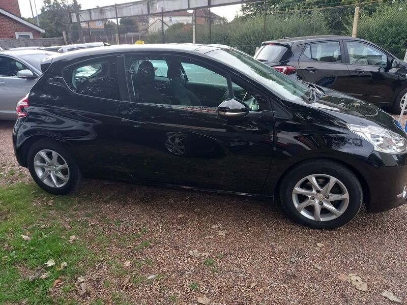 PEUGEOT 208